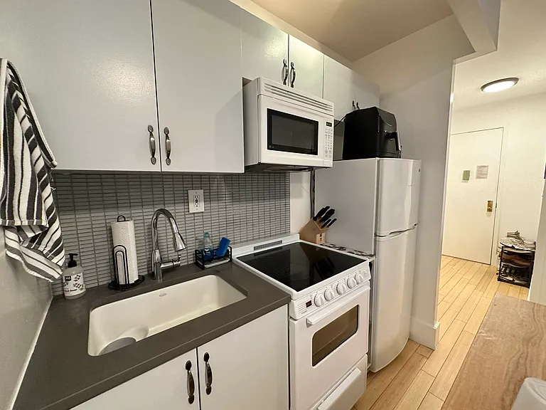 326 W 47th St #4B — Photo 5