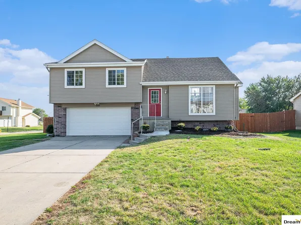 1507 Charleston Dr, Papillion, NE 68133