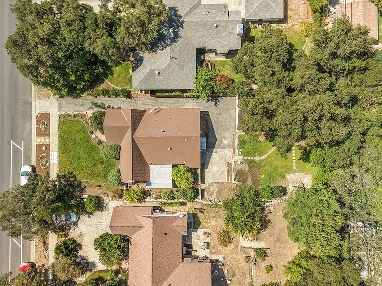 2151 N Altadena Dr — Photo 32