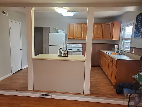 2nd image of 688 Lynn Ln