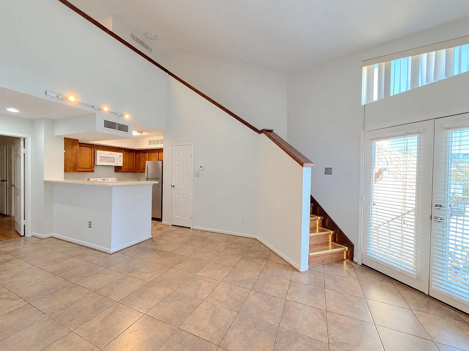 10855 Meadowglen Ln — Photo 3