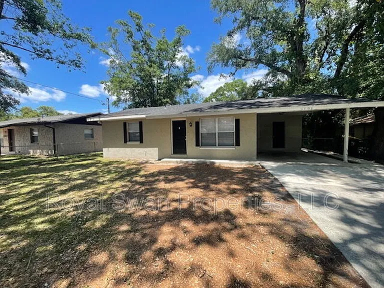 2806 Mineola Dr — Photo 1