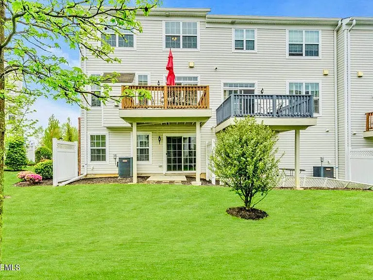 301 Princeton Ct — Photo 6