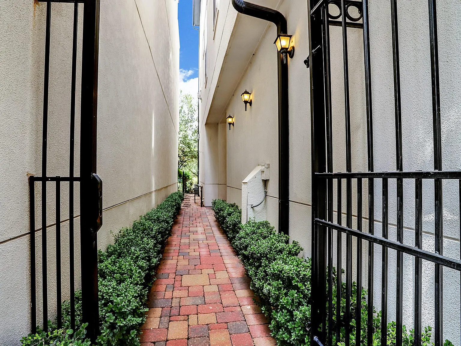3 bed, 3.5 bath, 2434 sqft, $3,500 — Photo 2