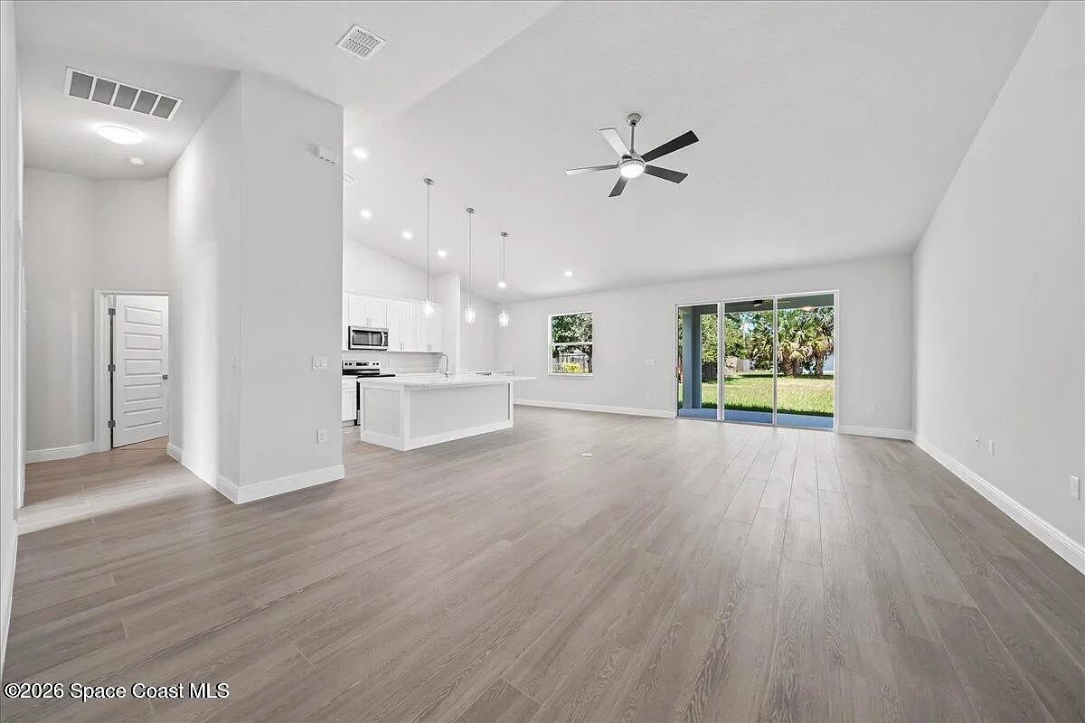 4 bed, 3.0 bath, 2028 sqft, $2,895 — Photo 4