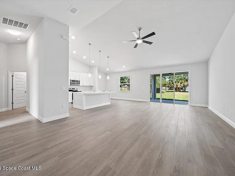 407 Cellini Ave NE — Photo 5