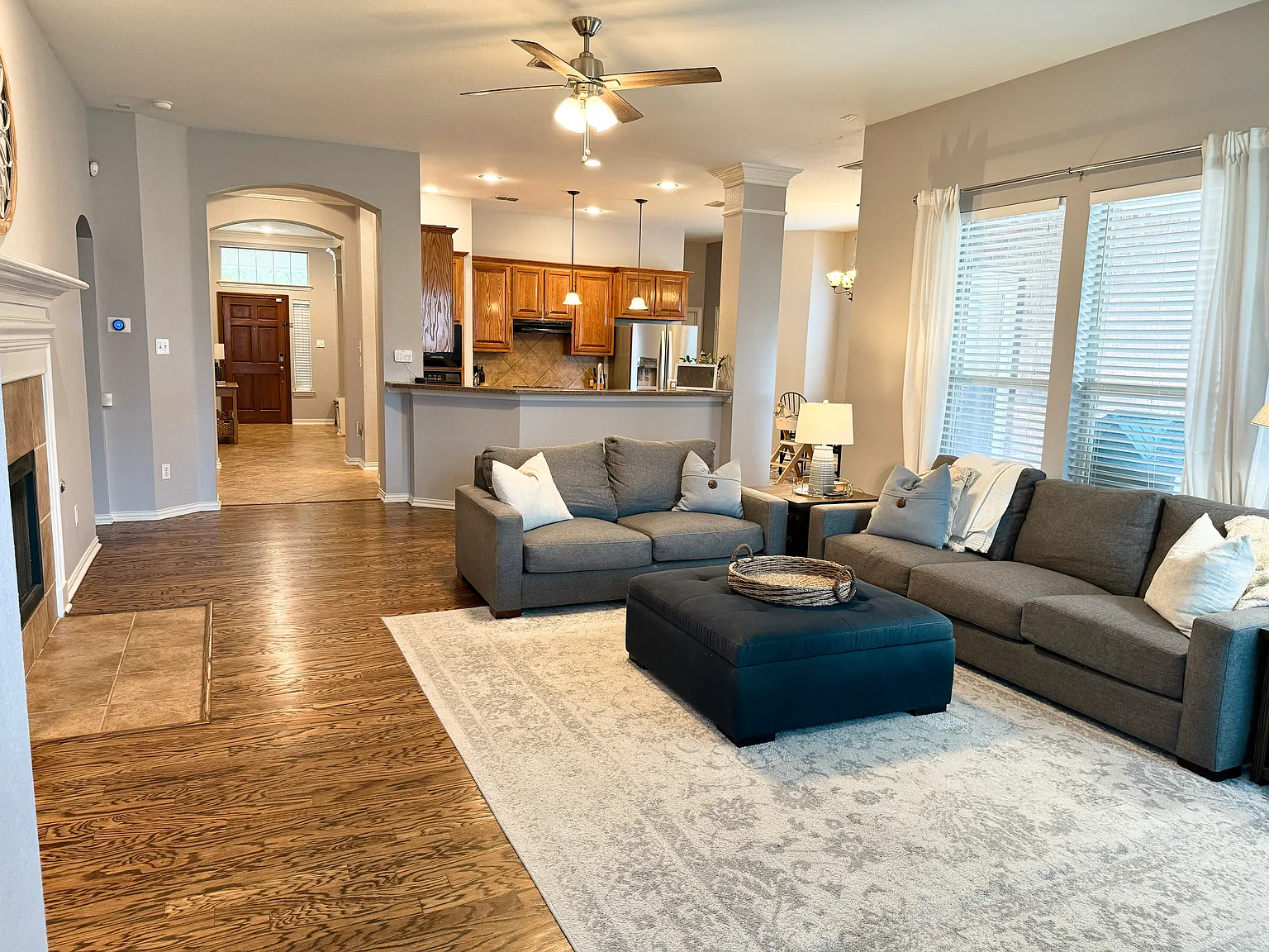 3 bed, 2400 sqft, $3,000 — Photo 3