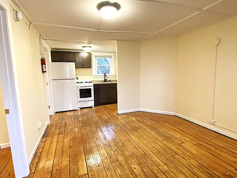 47 Willow St — Photo 4
