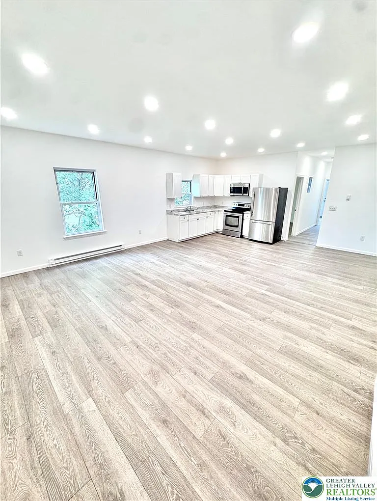 2 bed, 1.0 bath, 900 sqft, $1,495 — Photo 2