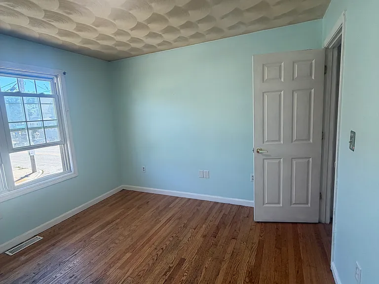 319 Indiana Ave — Photo 7