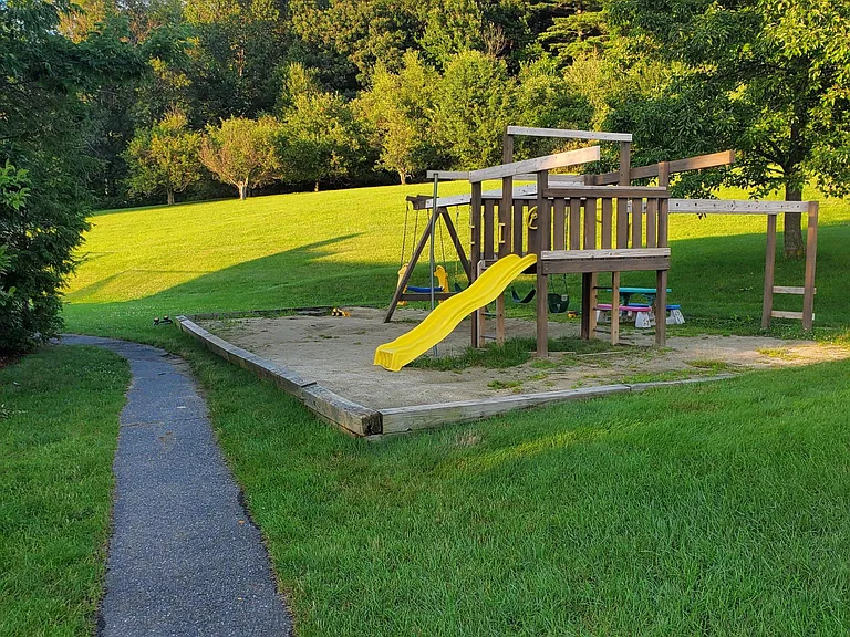 22 Stillwater Dr — Photo 27
