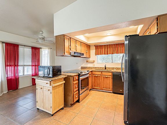 3rd image of 722 S Whiting Cir