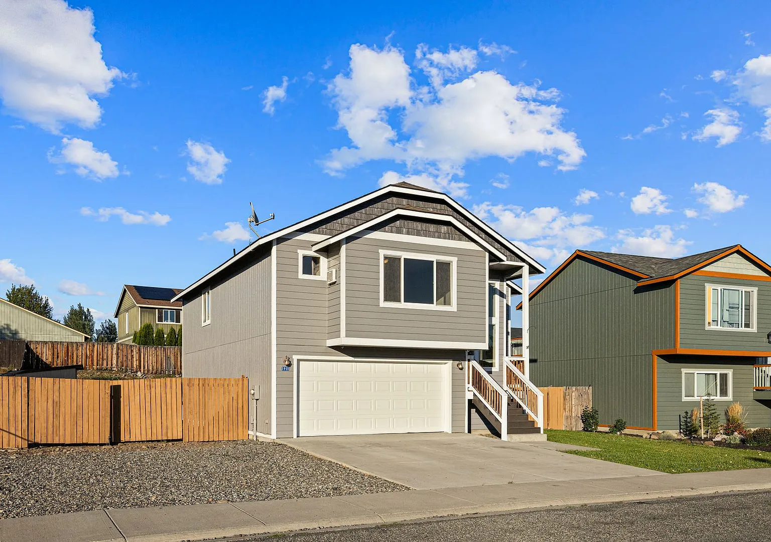 Large 5 Bedroom Home For Rent! — Photo 2