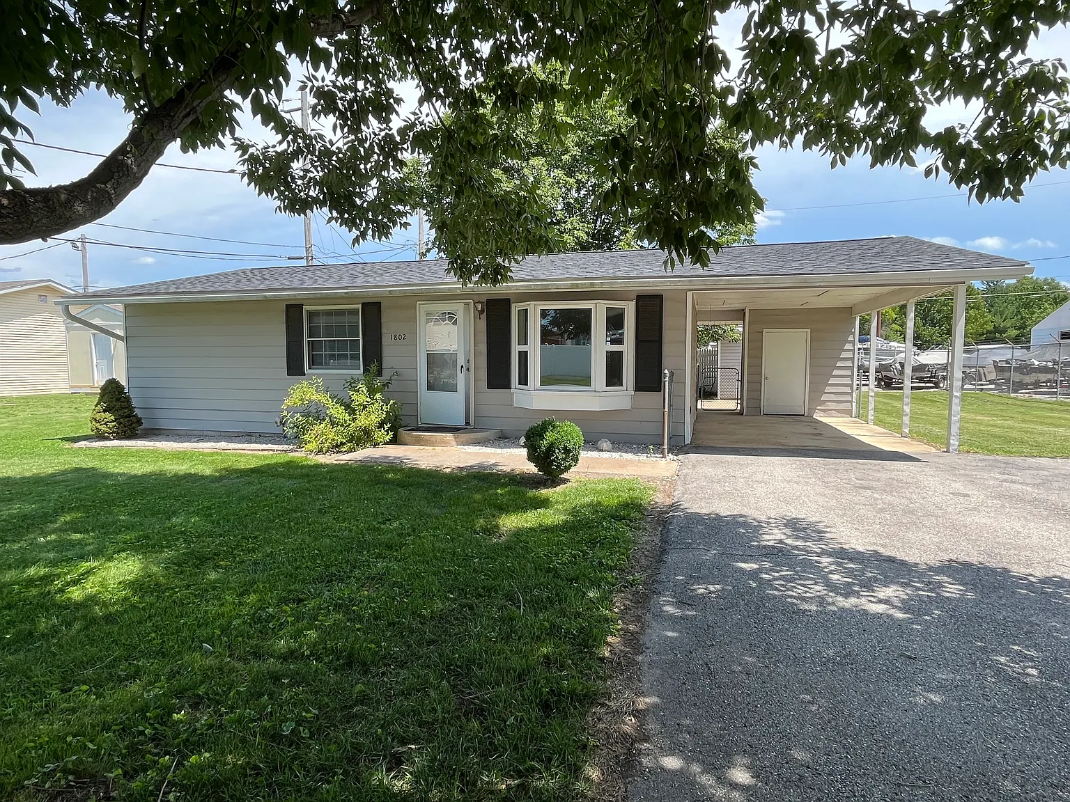 3 bed, 864 sqft, $1,295 — Photo 1