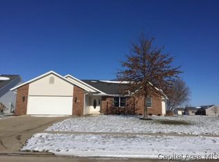 301 Garvey Ln, Chatham, IL 62629