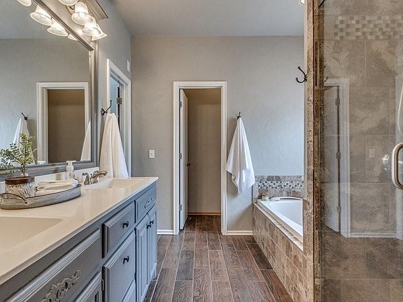 3rd image of 14716 Spruce Dr