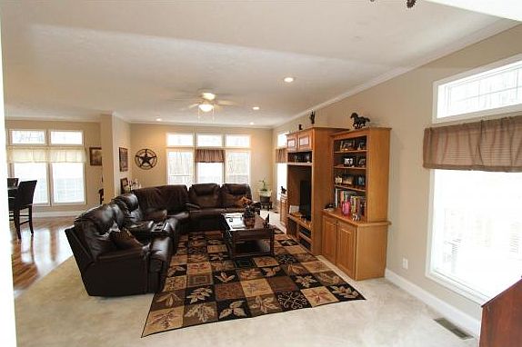 3rd image of 105 Holland Ln