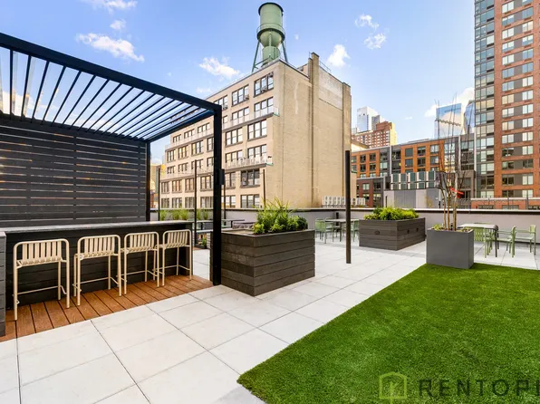 555 West 45th Street image 19 of 27