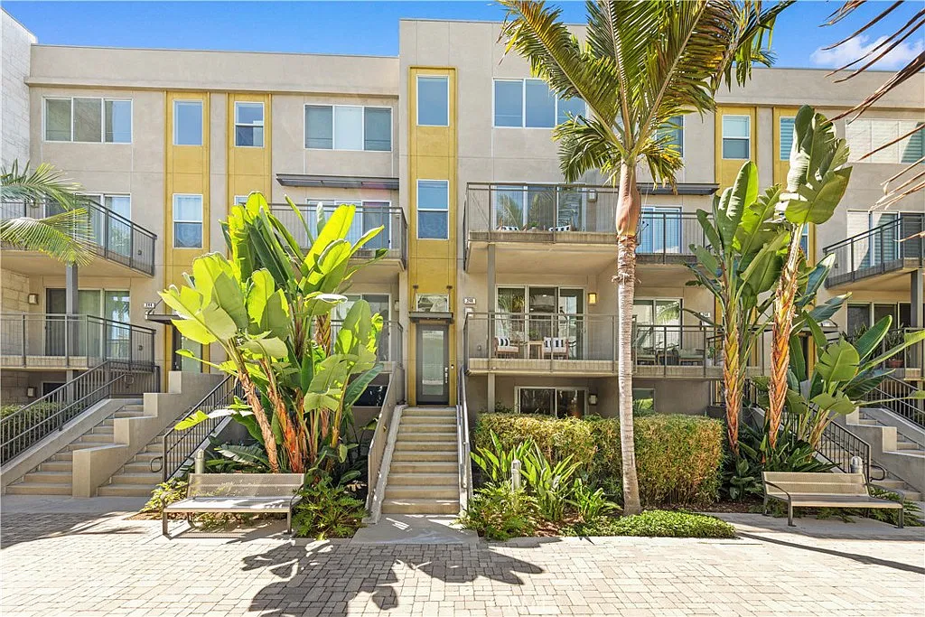3 bed, 3.5 bath, 2318 sqft, $5,600 — Photo 3