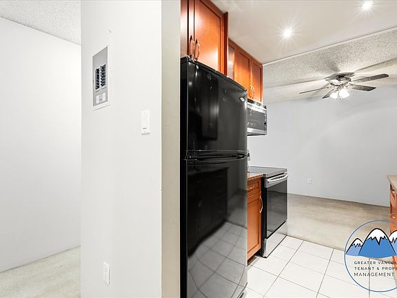 3rd image of 550 Royal Ave
