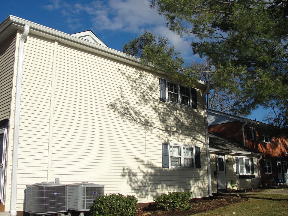 1st image of 904 Yardley Cmns