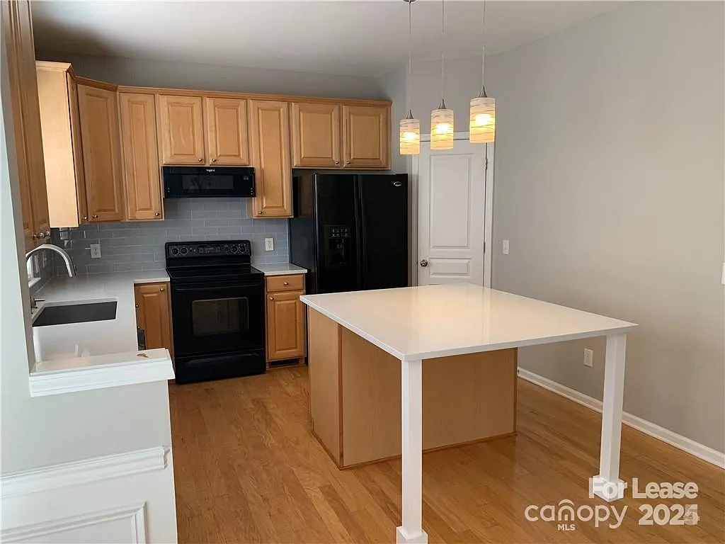 2 bed, 2.5 bath, 2109 sqft, $2,400 — Photo 2