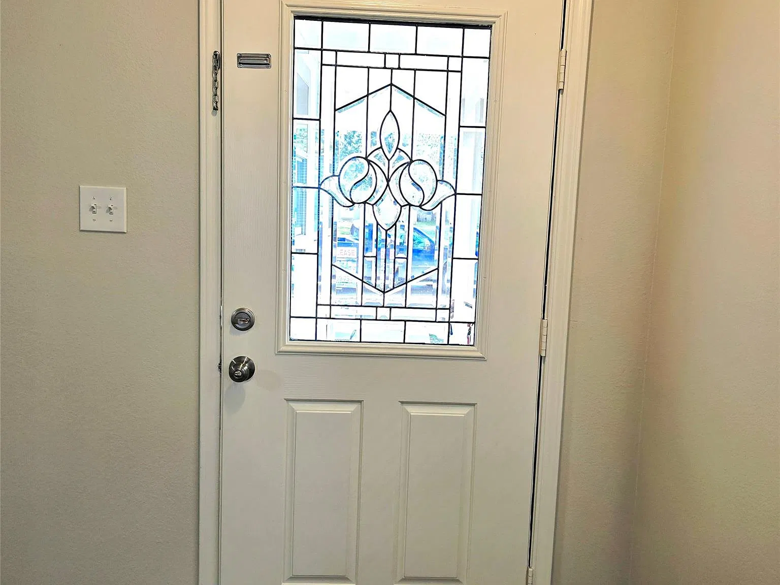 4 bed, 2.5 bath, 2237 sqft, $1,975 — Photo 2