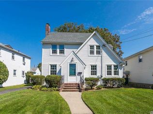 130 Charles St, Lynbrook, NY 11563