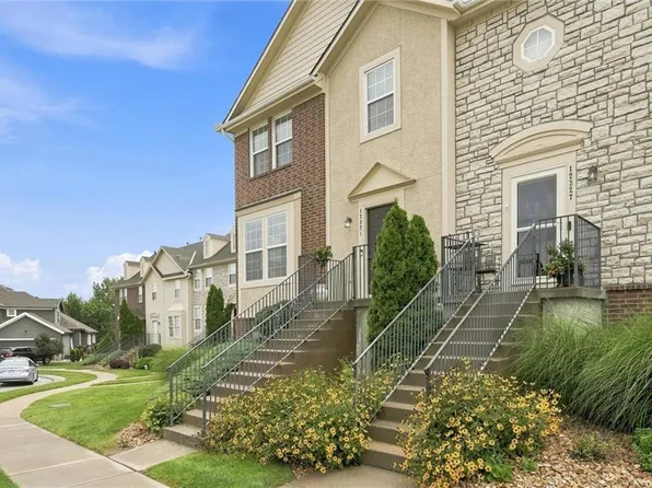 12321 S Tallgrass Dr, Olathe, KS 66061