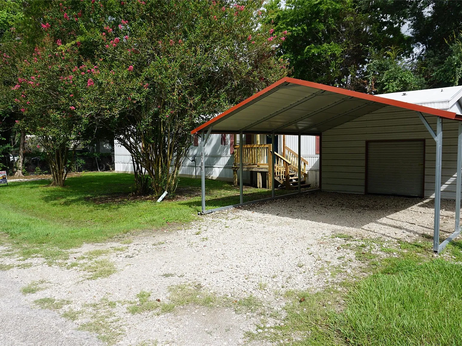 3 bed, 2.0 bath, 1216 sqft, $1,295 — Photo 2
