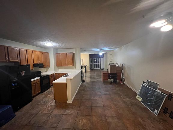 Open kitchen, dining room and living room area