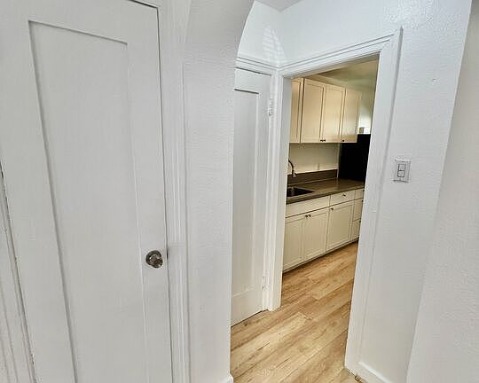 4th image of 934 1/2 S Berendo St