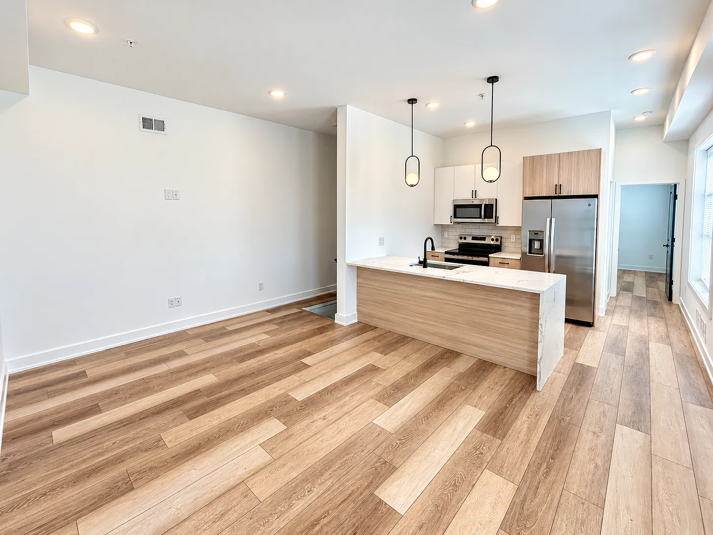Modern 3BR/3BA Apartment with In-Unit Laundry Near Drexel University! — Photo 1