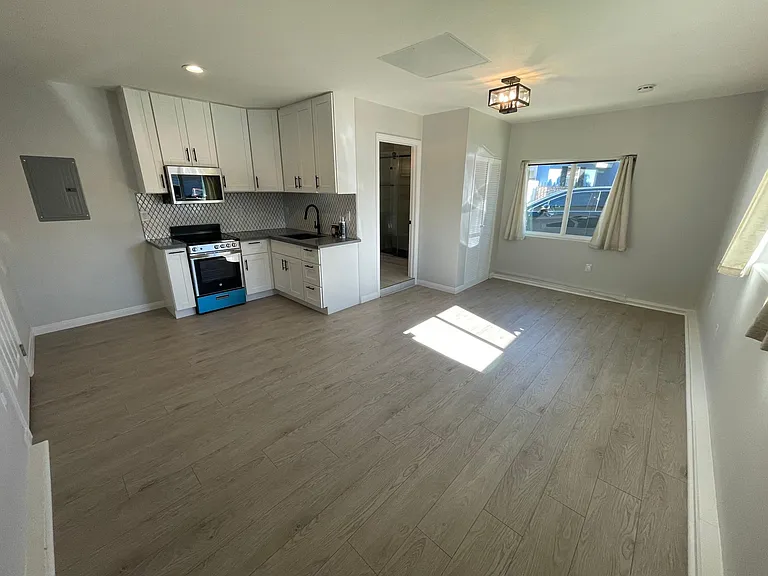 15523 Kingsbury St — Photo 8