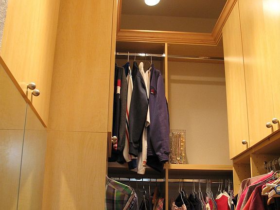 Double level Walkin Closet