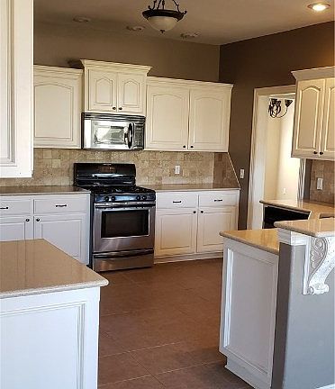 3rd image of 600 SE Lyndal Ln
