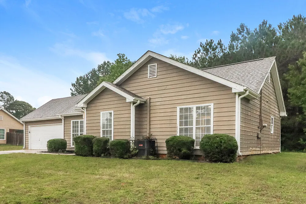 3 bed, 2.0 bath, 1152 sqft, $2,430 — Photo 3