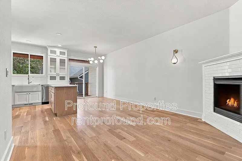 3 bed, 2.5 bath, 2200 sqft, $2,750 — Photo 3