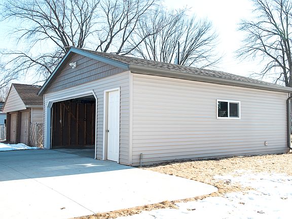 2.5 garage, concrete patio
