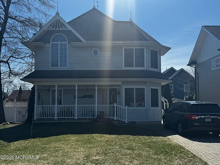 1709 Maple St — Photo 1
