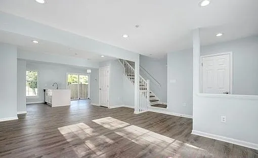 Renovated End-Unit TH, Sleek Modern Finishes! — Photo 4