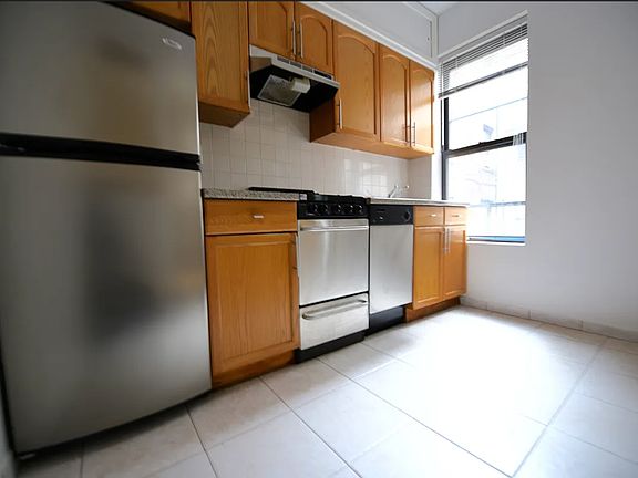 5th image of 78 Bank St APT 8
