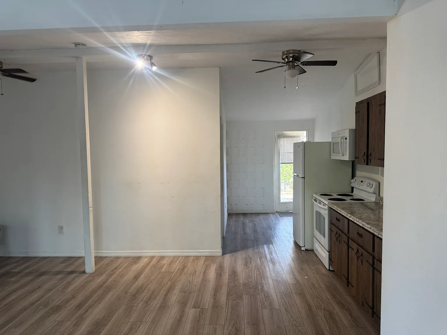 2 bed, 1000 sqft, $2,140 — Photo 4