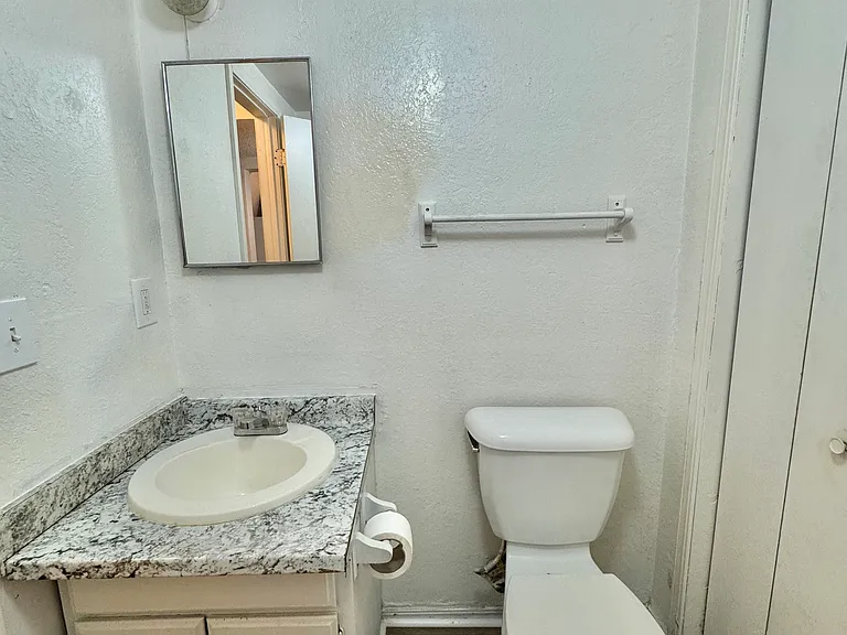 2401 SW 43rd St #6 — Photo 12