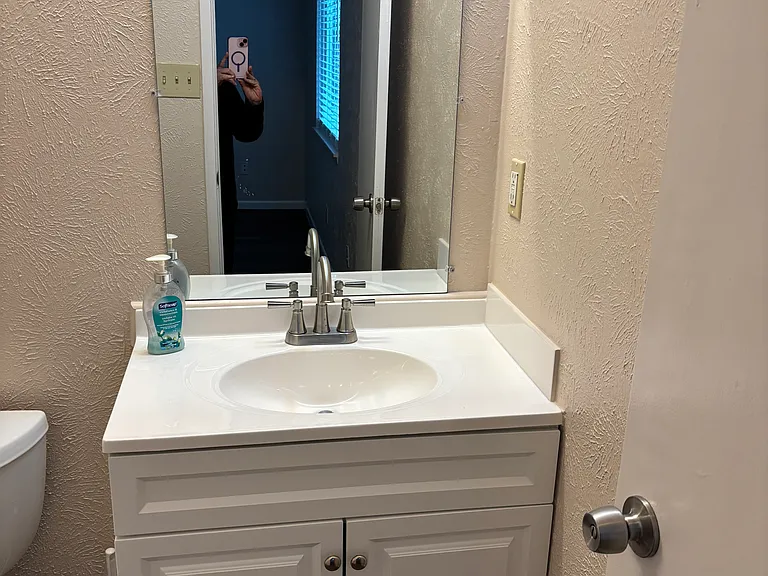 Primary en-suite bathroom