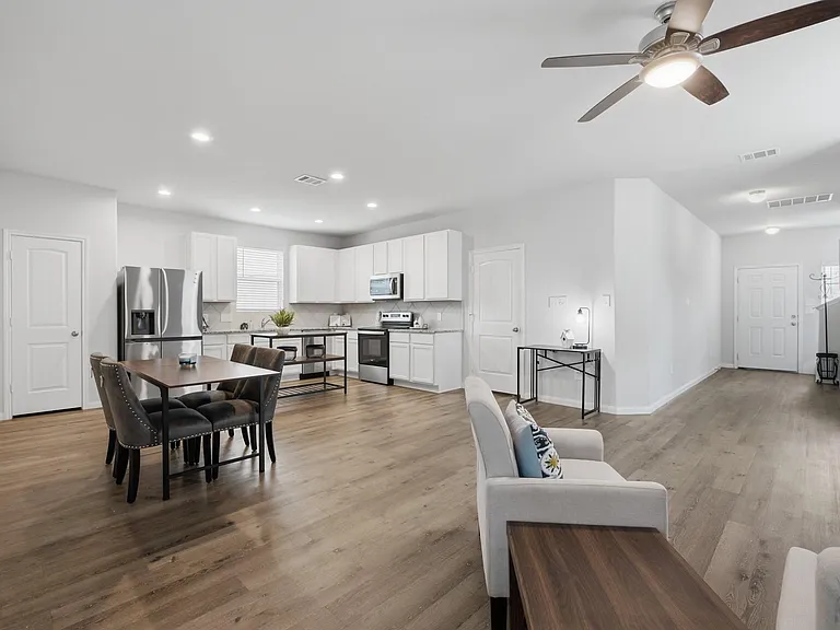 961 Harper Ln — Photo 3