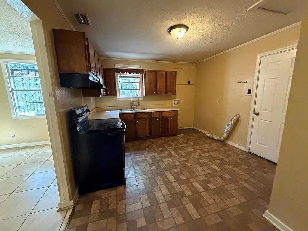 3 bed, 1.0 bath, 1040 sqft, $1,200 — Photo 4