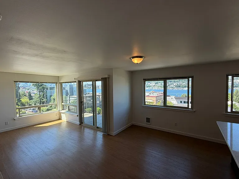 2210 Yale Ave E — Photo 4