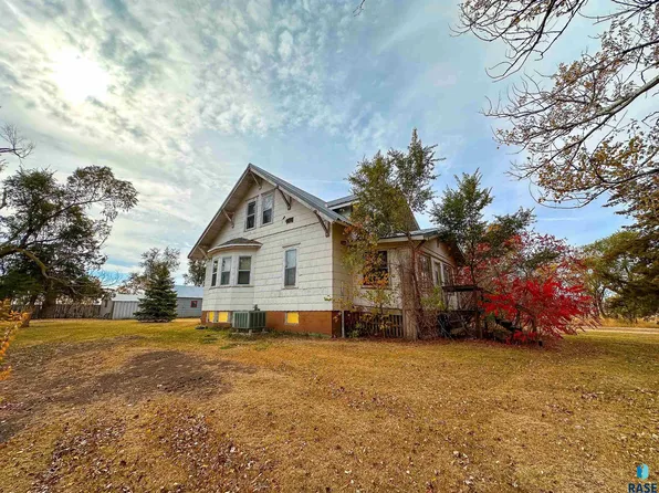 261 S St W, Canova, SD 57321