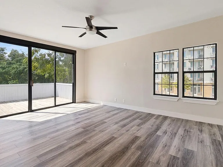 1023 Avenue B #1 — Photo 9